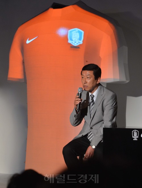 17일 오전 강남 LG디스케어에서 열린 축구국가대표팀 명단 발표회에서 2012년 대한민국 축구가대표팀유니폼 공개행사가 열렸다. 축구국가대표 기성용이 새유니폼을 선보이고 있다. 최강희감독이 기자들의 질문에 답변을 하고 있다.<br />이상섭 기자. babtong@heraldm.com 2012.05.17
17일 오전 강남 LG디스케어에서 열린 축구국가대표팀 명단 발표회에서 2012년 대한민국 축구가대표팀유니폼 공개행사가 열렸다. 축구국가대표 기성용이 새유니폼을 선보이고 있다. 최강희감독이 기자들의 질문에 답변을 하고 있다.
이상섭 기자. babtong@heraldm.com 2012.05.17