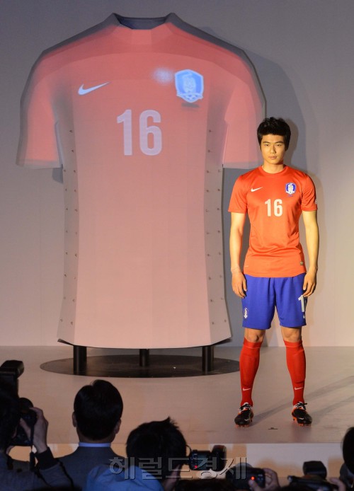 17일 오전 강남 LG디스케어에서 열린 축구국가대표팀 명단 발표회에서 2012년 대한민국 축구가대표팀유니폼 공개행사가 열렸다. 축구국가대표 기성용이 새유니폼을 선보이고 있다.<br />이상섭 기자. babtong@heraldm.com 2012.05.17
17일 오전 강남 LG디스케어에서 열린 축구국가대표팀 명단 발표회에서 2012년 대한민국 축구가대표팀유니폼 공개행사가 열렸다. 축구국가대표 기성용이 새유니폼을 선보이고 있다.
이상섭 기자. babtong@heraldm.com 2012.05.17