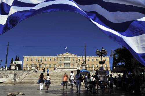 <YONHAP PHOTO-0309> People walk at a central Athens square in front of the Greek parliament on May 16, 2012. Debt-laden Greece is headed for new elections next month following an indecisive vote and named a judge as caretaker premier amid growing fears over the country's eurozone future.AFP PHOTO / LOUISA GOULIAMAKI../2012-05-17 05:13:06/ <저작권자 ⓒ 1980-2012 ㈜연합뉴스. 무단 전재 재배포 금지.>
People walk at a central Athens square in front of the Greek parliament.  AFP-Yonhap News