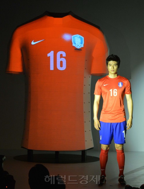 17일 오전 강남 LG디스케어에서 열린 축구국가대표팀 명단 발표회에서 2012년 대한민국 축구가대표팀유니폼 공개행사가 열렸다. 축구국가대표 기성용이 새유니폼을 선보이고 있다.<br />이상섭 기자. babtong@heraldm.com 2012.05.17
Korean midfielder Ki Sung-yueng shows off the national team’s new uniform for the 2014 World Cup in Seoul on Thursday.
Lee Sang-sub/The Korea Herald