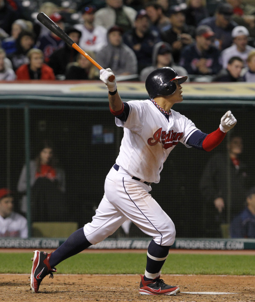 <YONHAP PHOTO-0924> Cleveland Indians' Shin-Soo Choo, of South Korea, hits a fly ball to left against the Seattle Mariners during the seventh inning of a baseball game in Cleveland on Wednesday, May 16, 2012. (AP Photo/Amy Sancetta)/2012-05-17 13:40:16/ <저작권자 ⓒ 1980-2012 ㈜연합뉴스. 무단 전재 재배포 금지.>
Cleveland Indians right fielder Choo Shin-soo hits in the seventh inning on Wednesday.
AP-Yonhap News