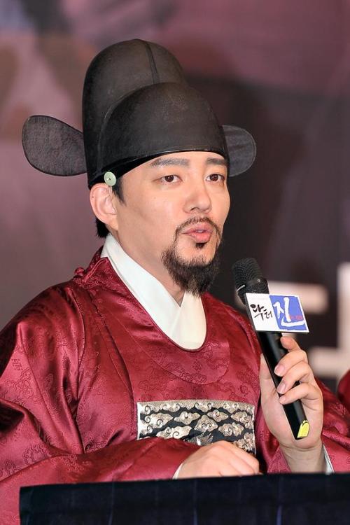 이범수(영화배우, 탤런트)
배우 이범수가 작품의 타이틀롤에 대한 소신있는 생각을 밝혔다.