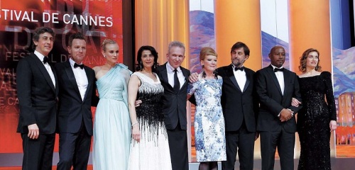 Members of the jury (From left), Alexander Payne, Ewan McGregor, Diane Kruger, Hiam Abbass, Jean-Paul Gaultier, Andrea Arnold, Nanni
Moretti, Raoul Peck and Emmanuelle Devos pose during the opening ceremony at the 65th international film festival in Cannes on
Wednesday. AP-Yonhap News