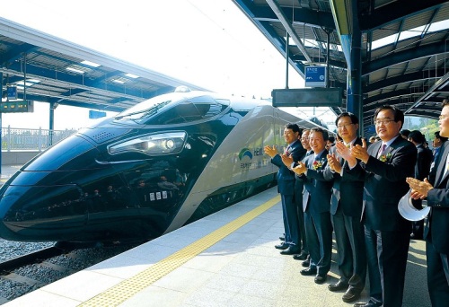 Land, Transport and Maritime Minister Kwon Do-youp (third from left) and other guests applaud as the nation’s new high-speed train
HE MU enters the platform at Changwonjungang Station in Changwon, South Gyeongsang Province, on Wednesday. (Ministry of Transport)