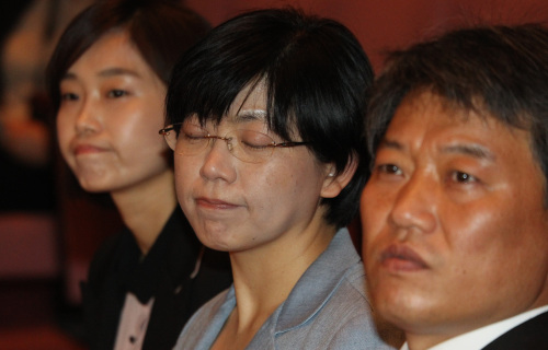 <YONHAP PHOTO-0759> 굳은 표정의 통합진보당 지도부 (서울=연합뉴스) 백승렬 기자 = 통합진보당 이정희 대표(가운데)와 김선동 의원, 김재연 비례대표 3번 당선자가 8일 국회에서 열린 진상조사위원회와 보고서 재검증을 위한 공청회에서 굳은 표정으로 나란히 앉아 있다. 2012. 5. 8 srbaek@yna.co.kr/2012-05-08 15:59:00/ <저작권자 ⓒ 1980-2012 ㈜연합뉴스. 무단 전재 재배포 금지.>
‘21일까지 비례대표를 사퇴하라’는 최후통첩을 받고 민주노총으로부터도 버림받은 이석기ㆍ김재연 당선자 등 당권파. 이념적 모호성이 갈수록 증폭되면서 당권파는 주사파라는 여론까지 확산되면서 고립무원의 처지를 자초하고 있다.  박현구 기자/phko@heraldm.com