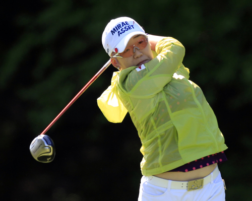 <YONHAP PHOTO-0063> Jiyai Shin of South Korea watches her tee shot on the second hole during a first round match against Jinmin Kang, of South Korea, at the LPGA Sybase Match Play Championship golf competition at Hamilton Farm Golf Club in Gladstone, N.J., Thursday, May 17, 2012. (AP Photo/Mel Evans) /2012-05-18 01:34:36/ <저작권자 ⓒ 1980-2012 ㈜연합뉴스. 무단 전재 재배포 금지.>
Korea’s Shin Ji-yai watches her tee shot on the second hole on Thursday.
AP-Yonhap News