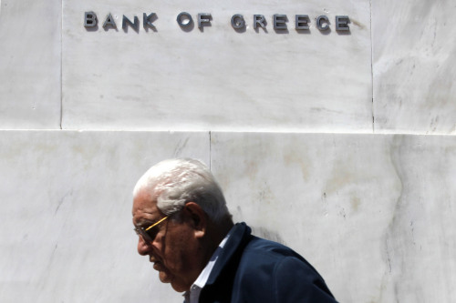 <YONHAP PHOTO-0017> A pedestrian passes a sign outside the headquarters of Greece's central bank in Athens, Greece, on Thursday, May 17, 2012. The European Central Bank said it will temporarily stop lending to some Greek banks to limit its risk as President Mario Draghi signaled the ECB won't compromise on key principles to keep Greece in the euro area. Photographer: Kostas Tsironis/Bloomberg/2012-05-18 00:38:05/ <저작권자 ⓒ 1980-2012 ㈜연합뉴스. 무단 전재 재배포 금지.>
A pedestrian passes Greece’s central bank in Athens on Thursday.  Bloomberg
A pedestrian passes Greece’s central bank in Athens on Thursday.  Bloomberg