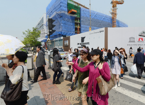 한류 관광객증가로 종로6가 메리어트 호텔 건설중인 사진. 박현구 기자phko@heraldm.com 2012.05.1
A new branch of JW Marriott Seoul is under construction in Jongno, Seoul.    Park Hyun-koo/The Korea Herald