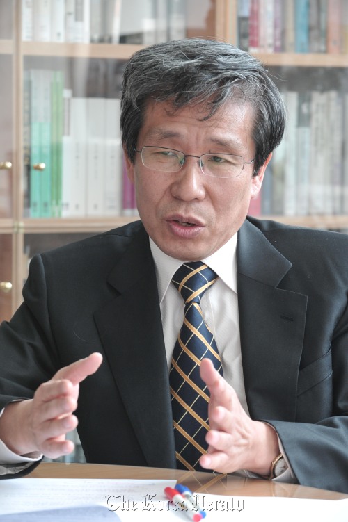 서울국제문화포럼 집행위원장. <br />서울대 출판문화원장 김성곤 교수.<br />정희조 기자/checho@heraldm.com 110331
KLTI director Kim Seong-kon