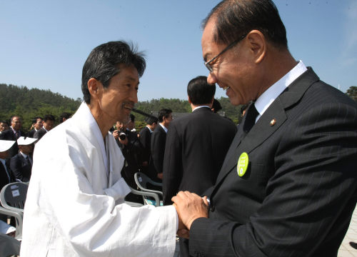<YONHAP PHOTO-0834> 황우여와 강기갑 (광주 광주전남사진기자단=연합뉴스) 새누리당 황우여 대표와 통합진보당 강기갑 비대위원장이 18일 광주시 국립5.18민주묘역에서 열린 제32주년 5.18 민주화운동 기념식에서 인사하고 있다. 2012. 5. 18 srbaek@yna.co.kr/2012-05-18 14:58:40/ <저작권자 ⓒ 1980-2012 ㈜연합뉴스. 무단 전재 재배포 금지.>
Saenuri Party Chairman Hwang Woo-yea (right) shakes hands with Unified Progressive Party leader Kang Ki-kab during a ceremony in Gwangju, South Jeolla Province on Friday to mark the 32th anniversary of the outbreak of the Gwangju Uprising.  Yonhap News