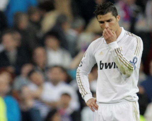 Real Madrid’s superstar Cristiano Ronaldo boldly claimed in a CNN interview Thursday that he is better than his archrival Lionel Messi of Barcelona.
(AP-Yonhap News)