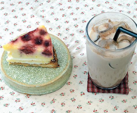 Reminis Cake’s strawberry pudding tart(left) marries strawberries with moist cream cheese.An iced Houji latte is made with charcoal-roasted green tea. (Chung Hee-cho/The Korea Herald)