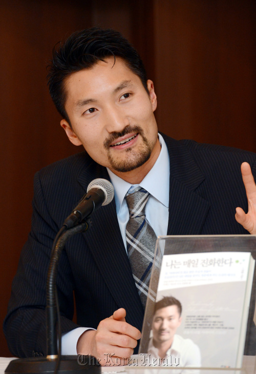 미 서바이벌게임 우승자 전율 출판기념 기자회견./ 안훈기자 rosedale@ 2012.05.15
Yul Kwon, Korean-American television host, former government official and lawyer, speaks during a press conference promoting his newly published book in Seoul on May 15.  Ahn Hoon/The Korea Herald
