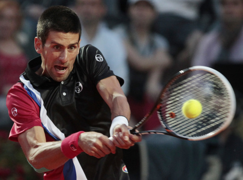 <YONHAP PHOTO-0427> Serbia's Novak Djokovic returns the ball to Switzerland's Roger Federer during their semifinal match at the Italian Open tennis tournament, in Rome, Saturday, May 19, 2012. (AP Photo/Gregorio Borgia)/2012-05-20 05:22:40/ <저작권자 ⓒ 1980-2012 ㈜연합뉴스. 무단 전재 재배포 금지.>
Serbia’s Novak Djokovic returns the ball to Switzerland’s Roger Federer during the Italian Open semifinal in Rome on Saturday.  AP-Yonhap News