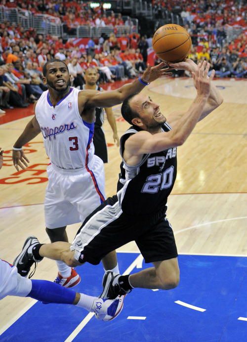 <YONHAP PHOTO-0497> San Antonio Spurs guard Manu Ginobili, right, of Argentina trips while going up for a basket as Los Angeles Clippers' Chris Paul defends during the first half in Game 3 of an NBA basketball playoffs Western Conference semifinal, Saturday, May 19, 2012, in Los Angeles. (AP Photo/Mark J. Terrill)/2012-05-20 08:04:53/ <저작권자 ⓒ 1980-2012 ㈜연합뉴스. 무단 전재 재배포 금지.>
San Antonio Spurs guard Manu Ginobili (right) trips while going up for a basket as Los Angeles Clippers’ Chris Paul defends in the NBA basketball playoffs Western Conference semifinal on Saturday.  AP-Yonhap News