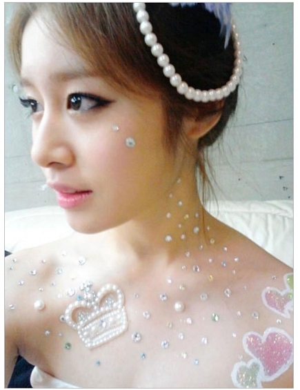 지연(가수)
걸그룹 티아라 맴버인 지연이 인형 미모를 자랑하는 사진을 올려 화제다.