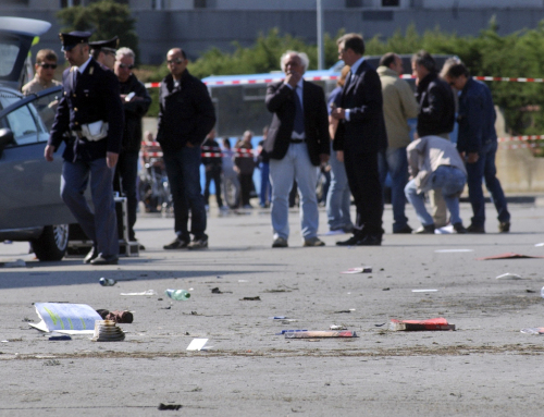 <YONHAP PHOTO-0473> Italian policemen, background left, walk on the site where an explosive device went off outside "Francesca Morvillo Falcone" high school in Brindisi, Italy, Saturday, May 19, 2012. Several students were wounded. (AP Photo/Max Frigione)/2012-05-19 17:16:14/ <저작권자 ⓒ 1980-2012 ㈜연합뉴스. 무단 전재 재배포 금지.>
Italian policemen (background left) walk on the site where an explosive device went off outside “Francesca Morvillo Falcone” high school in Brindisi on Saturday.  AP-Yonhap News