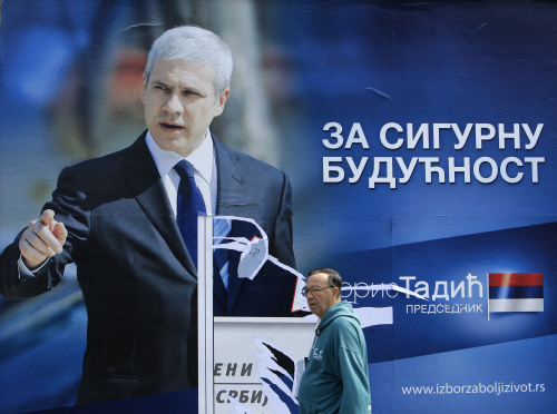 <YONHAP PHOTO-0557> A man walks past a billboard showing presidential candidate pro-Western former Serbian President Boris Tadic, reading: "For save future" in Belgrade, Serbia, Saturday, May 19, 2012. The runoff presidential elections in Serbia are scheduled Sunday, May 20. (AP Photo/Darko Vojinovic)/2012-05-19 19:16:45/ <저작권자 ⓒ 1980-2012 ㈜연합뉴스. 무단 전재 재배포 금지.>
A billboard shows presidential candidate pro-Western former Serbian President Boris Tadic in Belgrade, Serbia, Saturday.   AP-Yonhap News
