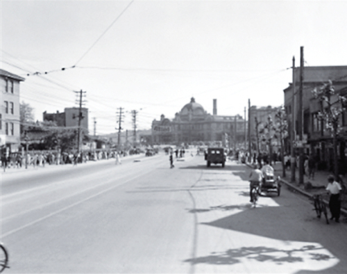 The view of a street from Sungnyemun toward Seoul Railraod
Station taken by Charles Gory (Charles Gory)
A photo capturing the ruined area around Jongno taken by James
Martenhoff (The Associated Press Corporate Archives/Seoul Museum of History)