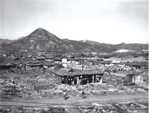 The view of a street from Sungnyemun toward Seoul Railraod
Station taken by Charles Gory (Charles Gory)
A photo capturing the ruined area around Jongno taken by James
Martenhoff (The Associated Press Corporate Archives/Seoul Museum of History)