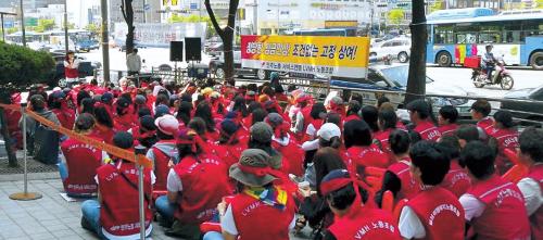 Union members of LVMH P&C Korea stage a rally in southern Seoul on Friday. (Renee Park)
