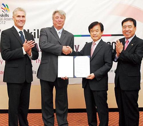 Simon Bartley (second from left), president of WorldSkills International, poses for photos with Song Young-jung (third from left), president of Human Resources Development Institute of Korea, and others to mark the Jeju Declaration during the WorldSkills International General Assembly in Jeju on Saturday. (HRD Korea)