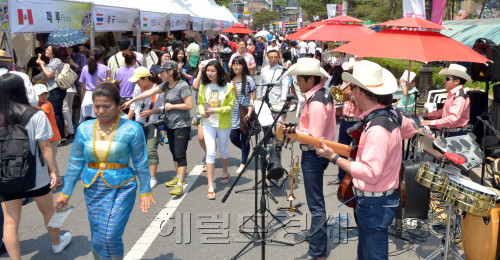 20일 서울 성북동길에서 제5회 성북 다문화축제가 세계 25개국이 참가해 열려 전통음식과 문화를 시민들에게 선보였다.<br />김명섭 기자 msiron@
20일 서울 성북동길에서 제5회 성북 다문화축제가 세계 25개국이 참가해 열려 전통음식과 문화를 시민들에게 선보였다.
김명섭 기자 msiron@
20일 서울 성북동길에서 제5회 성북 다문화축제가 세계 25개국이 참가해 열려 전통음식과 문화를 시민들에게 선보였다.
김명섭 기자 msiron@
지난 20일 오후 서울 성북구 성북동 주민센터 근처에서 열린 ‘성북 다문화축제’를 찾은 시민들이 세계전통문화 체험을 하며 즐거운 시간을 보내고 있다. 성북구는 세계 각국의 다양한 음식과 전통 민속공연 등을 만나볼 수 있는 이 행사를  2008년부터 개최해 오고 있다. 김명섭 기자/msiron@