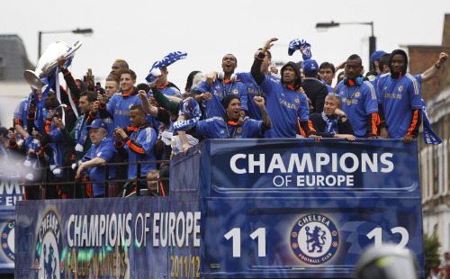 <YONHAP PHOTO-0127> Chelsea players celebrate their Champions League win during a parade in London, Sunday, May 20, 2012. Chelsea's Didier Drogba scored the decisive penalty in the shootout as Chelsea beat Bayern Munich to win the Champions League final in Munich, Germany after a dramatic 1-1 draw on Saturday, May 19. (AP Photo/Lefteris Pitarakis)/2012-05-21 05:51:29/ <저작권자 ⓒ 1980-2012 ㈜연합뉴스. 무단 전재 재배포 금지.>
Chelsea players celebrate during a parade in London on Sunday.  AP-Yonhap News