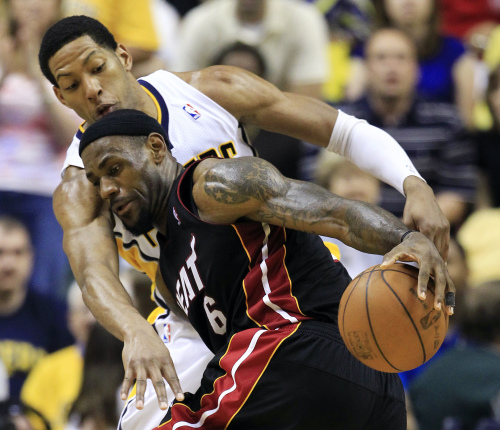 <YONHAP PHOTO-0407> Miami Heat's LeBron James (6) is defended by Indiana Pacers' Danny Granger during the second half of Game 4 of their NBA basketball Eastern Conference semifinal playoff series, Sunday, May 20, 2012, in Indianapolis. Miami won 101-93. (AP Photo/Darron Cummings)/2012-05-21 07:39:10/ <저작권자 ⓒ 1980-2012 ㈜연합뉴스. 무단 전재 재배포 금지.>
Miami Heat forward LeBron James is defended by Indiana Pacers forward Danny Granger on Sunday.  AP-Yonhap News