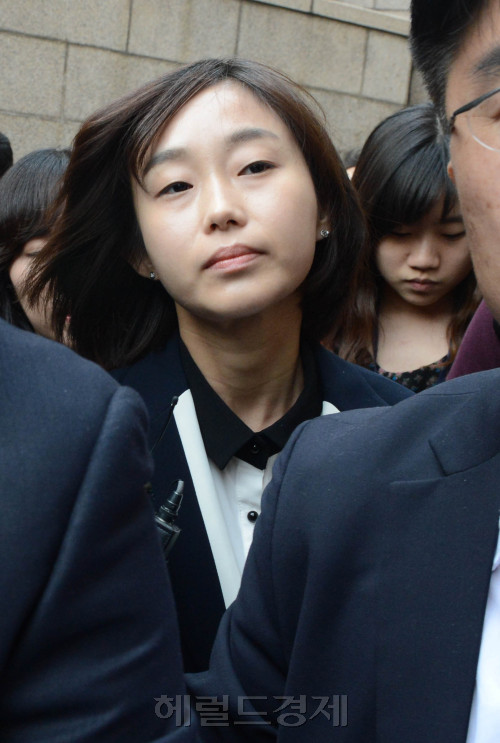 21일 대방동 통합진보당사에 검찰의 압수수색이 떨어진 가운데 김재연비례대표당선자가 당사에 모습을 나타내고 있다. <br />당사는 경찰의 건물충입통제로 언론의 접근이 차단된채 빌딩내 입주자와 당원들의 한정 출입만 허용되고 있다.<br />정희조 기자/checho@heraldm.com 120521
부정경선과 관련, 검찰의 전격 압수수색이 진행된 21일 서울 대방동 통합진보당 당사에 김재연 비례대표 당선자가 모습을 드러냈다(왼쪽). 김 당선자는 이날 오전 10시까지 사퇴서를 제출하라는 혁신비대위의 조치를 거부, 끝내 사퇴서를 제출하지 않았다. 김 당선자는 특히 통진당의 출당조치에 대비, 주소지를 경기도 의정부에 있는 시댁(전경 사진)으로 옮겼으나 실제 거주 여부는 의문시 되고 있다.  정희조 기자/checho@heraldm.com
