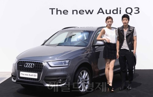 아우디코리아가 21일 오전 서울 한남동 블루스퀘어에서 컴팩트 SUV "뉴 아우디 Q3" 발표회를 가지고 있다. 이번에 발표된 뉴 Q3는 2,000cc TDI 디젤 직분사 엔진을 장착하고 최고출력 177마력, 최대토크 38.8kg이며 제로백이 8.2초, 최고속도 212km/h 의 성능을 자랑한다. 평균연비는 14.1km/l 가격은 5,470만원(부가세포함)  박해묵 기자/mook@heraldm.com
아우디코리아가 21일 오전 서울 한남동 블루스퀘어에서 컴팩트 SUV "뉴 아우디 Q3" 발표회를 가지고 있다. 이번에 발표된 뉴 Q3는 2,000cc TDI 디젤 직분사 엔진을 장착하고 최고출력 177마력, 최대토크 38.8kg이며 제로백이 8.2초, 최고속도 212km/h 의 성능을 자랑한다. 평균연비는 14.1km/l 가격은 5,470만원(부가세포함)  박해묵 기자/mook@heraldm.com
아우디코리아가 21일 오전 서울 한남동 블루스퀘어에서 콤팩트 SUV ‘뉴 아우디 Q3’ 발표회를 가지고 있다. 평균연비는 ℓ당 14.1㎞, 가격은 5470만원(부가세 포함).   박해묵 기자/mook@heraldm.com