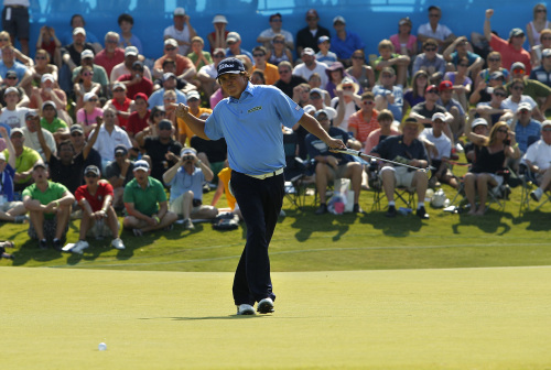 <YONHAP PHOTO-0370> Jason Dufner celebrates as he sinks a 25-foot putt on the 18th green to win the PGA Byron Nelson Championship golf tournament Sunday, May 20, 2012, in Irving, Texas. Dufner shot a four day total 11-under, 269. (AP Photo/Tim Sharp)/2012-05-21 07:19:16/ <저작권자 ⓒ 1980-2012 ㈜연합뉴스. 무단 전재 재배포 금지.>
Jason Dufner celebrates after making his putt on the 18th green on Sunday.  AP-Yonhap News