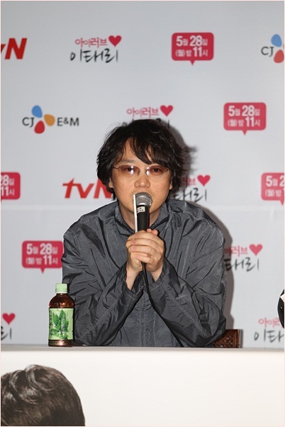김도혁(영화감독)
김도혁 감독이 ‘아이러브 이태리’와 기존 로맨틱 코미디 작품과의 차별성을 설명했다.