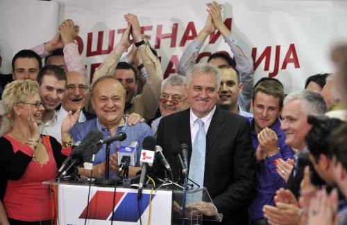 <YONHAP PHOTO-0348> Newly elected Serbian President and leader of Serbian Progressive Party (SNS), Tomislav Nikolic (C-R), delivers a speech at his party's headquarters, in Belgrade on May 20, 2012. Serb nationalist Tomislav Nikolic upset the odds to defeat incumbent Boris Tadic in a presidential run-off today but vowed to pursue his predecessor's drive for the Balkans nation to join the EU. AFP PHOTO / ANDREJ ISAKOVIC../2012-05-21 06:56:53/ <저작권자 ⓒ 1980-2012 ㈜연합뉴스. 무단 전재 재배포 금지.>
Newly elected Serbian President and leader of Serbian Progressive Party, Tomislav Nikolic  AFP-Yonhap News