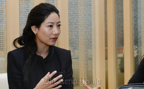 데브라 첸(Debra Chen)<br />Icon Media Communications 대표.<br />정희조 기자/checho@heraldm.com 120515
Debra Chen, CEO and founder of Icon Media Communications, speaks during an interview in Seoul.  Chung Hee-cho/ The Korea Herald