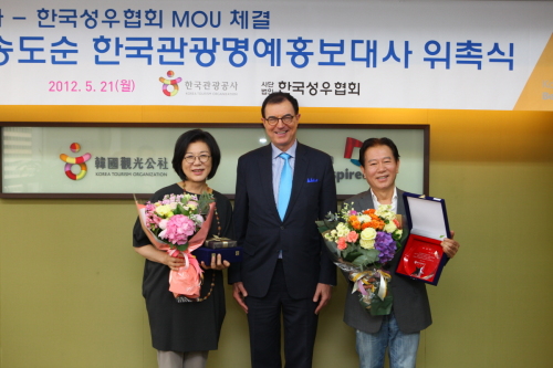 한국관광공사(사장 이참)가 21일 인기 성우 배한성, 송도순을 한국관광 명예홍보대사로 임명했다. 왼쪽부터 성우 송도순, 한국관광공사 이참 사장, 성우 배한성.
한국관광공사(사장 이참)가 21일 인기 성우 배한성, 송도순을 한국관광 명예홍보대사로 임명했다. 왼쪽부터 성우 송도순, 한국관광공사 이참 사장, 성우 배한성.
