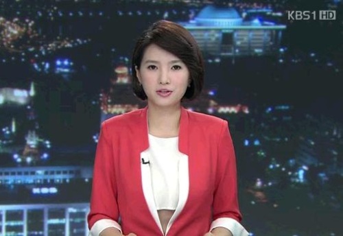 김진희(아나운서)
단정한 외모의 뉴스 진행자가 과감한 탱크톱 처럼 보이는 착시의상을 입고 등장해 화제다.
사진=KBS1 방송 캡처