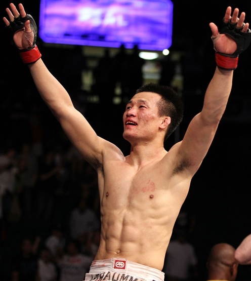 정찬성(이종격투기선수)
정찬성은 지난 16일 미국 페어팩스 패트리어트 센터에서 열린 ‘UFC on FUEL TV 3’ 메인이벤트 페더급 경기에서 더스틴 포이리에(24·미국)를 4라운드 1분 7초에 다스초크 서브미션으로 제압하며 UFC 3연승과 함께 타이틀 도전권을 확보했다. 정찬성의 승리에 미국 현지뿐만 아니라 국내에서까지 뜨거운 관심이 쏟아졌고, 현 UFC 페더급 챔피언인 조제 알도와의 타이틀 매치에 대한 기대감이 높아졌다.
사진=수퍼액션