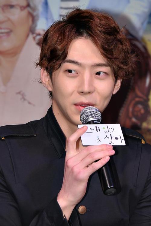 박유환(탤런트, 영화배우)
박유환은 5월 21일 오후 서울 강남구 역삼동 노보텔 앰배서더에서 열린 MBC 일일연속극 ‘그대 없인 못살아’(극본 김선영, 연출 최이섭) 제작발표회에 참석해 “실제로 연하보다 연상을 좋아하는 타입이다”고 말했다.