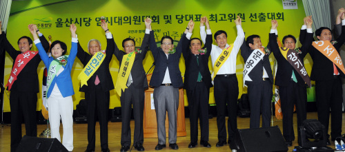 <YONHAP PHOTO-1101> 손들어 답례하는 전당대회 출마후보 (울산=연합뉴스) 민주통합당 박지원 비대위원장과 전당대회 출마후보들이 20일 울산에서 열린 당 대표 및 최고위원 선출 전당대회에서 손을 들어 지지자들에게 답례하고 있다. 왼쪽부터 우상호 추미애 김한길 이해찬 박지원 비대위원장, 문희상 선관위원장, 이종걸 문용식 강기정 조정식. 2012. 5. 20 srbaek@yna.co.kr/2012-05-20 17:29:11/ <저작권자 ⓒ 1980-2012 ㈜연합뉴스. 무단 전재 재배포 금지.>
Contenders in the Democratic United Party’s leadership race join floor leader Park Jie-won (fifth from left) and election committee chairman Moon Hee-sang (fifth from right) in acknowledging supporters’ applause at the regional convention in Ulsan on Sunday.  Yonhap News