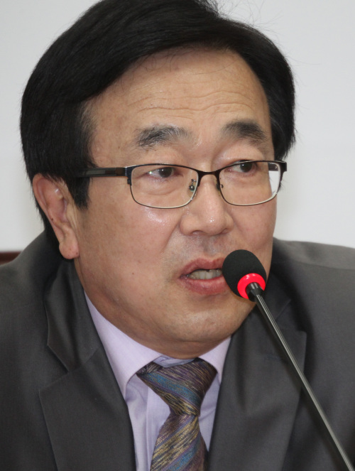 서병수(국회의원, 정당인)
<YONHAP PHOTO-1034> 서병수 신임 사무총장 기자간담회 (서울=연합뉴스) 백승렬 기자 = 새누리당 서병수 신임 사무총장이 21일 국회 대표실에서 기자간담회를 하고 있다. 2012. 5. 21 srbaek@yna.co.kr/2012-05-21 14:51:53/ <저작권자 ⓒ 1980-2012 ㈜연합뉴스. 무단 전재 재배포 금지.>
Suh Byung-soo