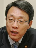 김성식(국회의원)
김성식 의원(무소속)은 19대 대통령은 “권력과 독점을 내려놓고 대신 문제 해결의 접점과 민심을 얻어야 한다”고 말했다. 지난해 말 새누리당의 재창당을 주장하며 당을 뛰쳐 나왔던 김 의원은 정치공학적 셈법에선 19대 대선이 야권에 보다 유리할 수 있다는 전망을 내놨다.