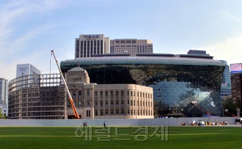 22일 오전 서울시청 신청사 공사가 한참진행중인 가운데 공사관계자들의 마무리공사가 한창 진행중이다. 이번에 새롭게 지어지는 신청사는 지하 5층 지상 13층으로 외벽에는 6,900여장의 유리를 붙이는 커튼월(유리외벽)공법으로 건축된다.<br />이상섭 기자. babtong@heraldm.com 2012.05.22
22일 오전 서울시청 신청사 공사가 한참진행중인 가운데 공사관계자들의 마무리공사가 한창 진행중이다. 이번에 새롭게 지어지는 신청사는 지하 5층 지상 13층으로 외벽에는 6,900여장의 유리를 붙이는 커튼월(유리외벽)공법으로 건축된다.
이상섭 기자. babtong@heraldm.com 2012.05.22
22일 오전 서울시청 신청사 공사가 한참진행중인 가운데 공사관계자들의 마무리공사가 한창 진행중이다. 이번에 새롭게 지어지는 신청사는 지하 5층 지상 13층으로 외벽에는 6,900여장의 유리를 붙이는 커튼월(유리외벽)공법으로 건축된다.
이상섭 기자. babtong@heraldm.com 2012.05.22