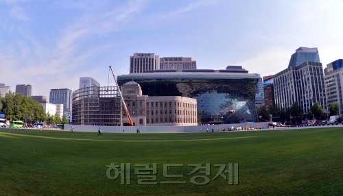 22일 오전 서울시청 신청사 공사가 한참진행중인 가운데 공사관계자들의 마무리공사가 한창 진행중이다. 이번에 새롭게 지어지는 신청사는 지하 5층 지상 13층으로 외벽에는 6,900여장의 유리를 붙이는 커튼월(유리외벽)공법으로 건축된다.<br />이상섭 기자. babtong@heraldm.com 2012.05.22
22일 오전 서울시청 신청사 공사가 한참진행중인 가운데 공사관계자들의 마무리공사가 한창 진행중이다. 이번에 새롭게 지어지는 신청사는 지하 5층 지상 13층으로 외벽에는 6,900여장의 유리를 붙이는 커튼월(유리외벽)공법으로 건축된다.
이상섭 기자. babtong@heraldm.com 2012.05.22
22일 오전 서울시청 신청사 공사가 한참진행중인 가운데 공사관계자들의 마무리공사가 한창 진행중이다. 이번에 새롭게 지어지는 신청사는 지하 5층 지상 13층으로 외벽에는 6,900여장의 유리를 붙이는 커튼월(유리외벽)공법으로 건축된다.
이상섭 기자. babtong@heraldm.com 2012.05.22
서울시청 신청사를 가리고 있던 가림막 철거가 22일 오전 막바지에 이르면서 신청사의 위용이 드러났다. 신청사는 지하 5층, 지상 13층으로 외벽에는 6900여장의 유리를 붙이는 커튼월(유리외벽) 공법으로 지어졌으며 오는 10월 입주를 시작한다. 이상섭 기자/babtong@