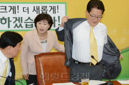 민주통합당 박지원 비대위원장이 22일 국회에서 원내대책회의를 주재하기에 앞서 더운날씨로 윗옷을 벗고 있다. 박현구 기자phko@heraldm.com 2012.05.22
민주통합당은 22일 원내대책회의를 열고, 검찰과 통진당을 싸잡아 비판했다. 박지원 비대위원장은 “통진당 자체로 정리의 가닥이 잡혀가는 이때에 꼭 압수수색을 강행할 필요가 있었나”고 각을 세우는 한편, 통진당을 향해 “엄연한 비례대표 부정 경선에 대해 국민을 보고 잘 처리해 달라”고 뼈있는 말을 던졌다.  박현구 기자/phko@heraldm.com