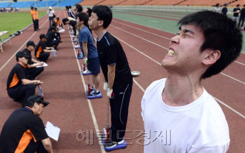 서울시 소방재난본부가 22일 오전 잠실종합운동장에서 신규 소방공무원 1차 필기시험 합격자 550명을 대상으로 체력시험을 실시하고 있다. 이 날 시험에 참가한 응시자들이 배근력 시험에 사력을 다하고 있다. 박해묵 기자/mook@heraldm.com
서울시 소방재난본부가 22일 오전 잠실종합운동장에서 신규 소방공무원 1차 필기시험 합격자 550명을 대상으로 체력시험을 실시하고 있다. 이 날 시험에 참가한 응시자들이 배근력 시험에 사력을 다하고 있다. 박해묵 기자/mook@heraldm.com
서울시 소방재난본부는 22일 오전 서울 잠실종합운동장에서 신규 소방공무원 1차 필기시험 합격자 550명을 대상으로 체력시험을 실시했다. 젖 먹던 힘까지 다하는 듯한 필기시험 합격자의 모습이 안쓰럽다. 체력이 국력이다. 불만 잘 끄면 되는 게 아니라 기초체력이 갖춰져야 한다.
박해묵 기자/mook@heraldm.com