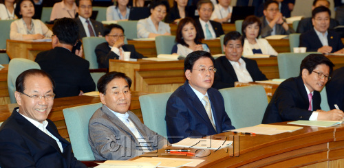 22일 새누리당  오픈프라이머리 공청회 "대선, 오픈 프라이머리 가능한가"를 주재로 열려 황우여 대표, 이재오의원, 김문수 경기지사가 참석하고 있다. 박현구 기자phko@heraldm.com 2012.05.22
22일 새누리당  오픈프라이머리 공청회 "대선, 오픈 프라이머리 가능한가"를 주재로 열려 황우여 대표, 이재오의원, 김문수 경기지사가 참석하고 있다. 박현구 기자phko@heraldm.com 2012.05.22
22일 서울 여의도 국회의원회관에서 심재철 새누리당 최고위원 주최로 열린 ‘대선, 오픈프라이머리 도입 가능한가’ 토론회에 참석한 비박(非朴) 후보들은 일제히 “경선 룰을 안 고치려고 하니 핑계를 많이 댄다”면서 친박 측을 비판했다. 황우여(왼쪽부터) 대표, 이재오 의원, 정우택 최고위원, 김문수 경기도지사.  박현구 기자/phko@heraldm.com