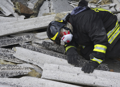 <YONHAP PHOTO-1637> In this picture made available by Italian Fire Brigades, Vigili del Fuoco, a firefighter works amid debris in Sant'Agostino, northern Italy, Sunday, May 20, 2012. A magnitude-6.0 earthquake shook northern Italy early Sunday, killing at least three people and toppling some buildings, emergency services and news reports said. The quake struck at 4:04 a.m. Sunday between Modena and Mantova, about 35 kilometers (22 miles) north-northwest of Bologna at a relatively shallow depth of 10 kilometers (6 miles), the U.S. Geological Survey said. (AP Photo/Valerio Podrini, Vigili del Fuoco)/2012-05-21 21:10:51/ <저작권자 ⓒ 1980-2012 ㈜연합뉴스. 무단 전재 재배포 금지.>
A firefighter works amid debris in Sant’ Agostino, northern Italy, Sunday.  AP-Yonhap News
A firefighter works amid debris in Sant’ Agostino, northern Italy, Sunday.  AP-Yonhap News