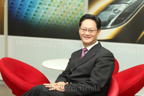 은민수(기업인)
Siemens Korea vice president Un Min-su at his office in Yeoksam-dong, southern Seoul.  Siemens Korea.