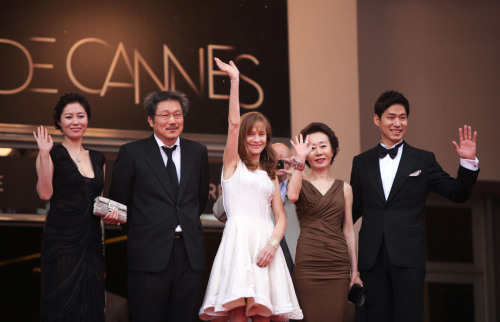<YONHAP PHOTO-0274> (120521) -- CANNES, May 21, 2012 (Xinhua) -- (L-R) South Korean actress Moon So-ri, South Korean director Hong Sang-soo, French actress Isabelle Huppert, South Korean actress Youn Yuh-jung and South Korean actor Yu Jun-sang attend the premiere for South Korean film "In Another City" at the 65th Cannes Film Festival, southern France, May 21, 2012. (Xinhua/Gao Jing) /2012-05-22 07:11:31/ <저작권자 ⓒ 1980-2012 ㈜연합뉴스. 무단 전재 재배포 금지.>
From left: Korean actress Moon So-ri, Korean director Hong Sang-soo, French actress Isabelle Huppert, Korean actress Youn Yuh-jung and South Korean actor Yu Jun-sang attend the premiere for Korean film “In Another City” at the 65th Cannes Film Festival in France on Monday.  Xinhua-Yonhap News